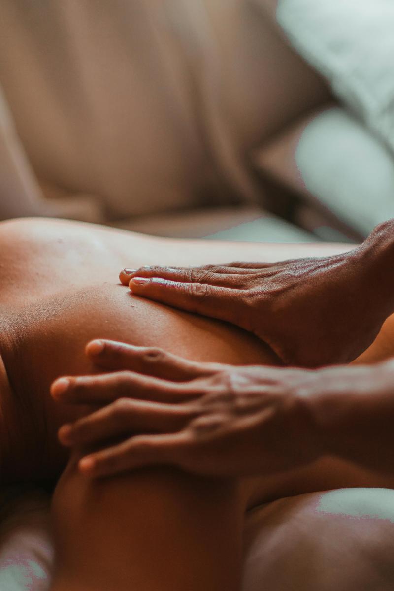 Le Plaisir au Naturel : Comment Le Massage Sensuel Améliore L’Intimité